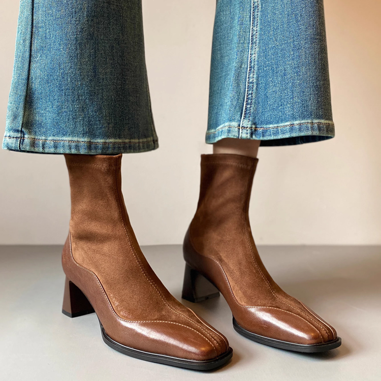 ブラウン ショートブーツ デザイン詳細 センターシーム入り スクエアトゥ 異素材ドッキング