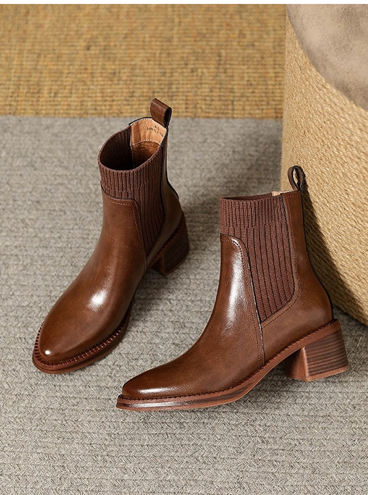 シックで万能なブラックの本革ニットショートブーツのペア置き画写真