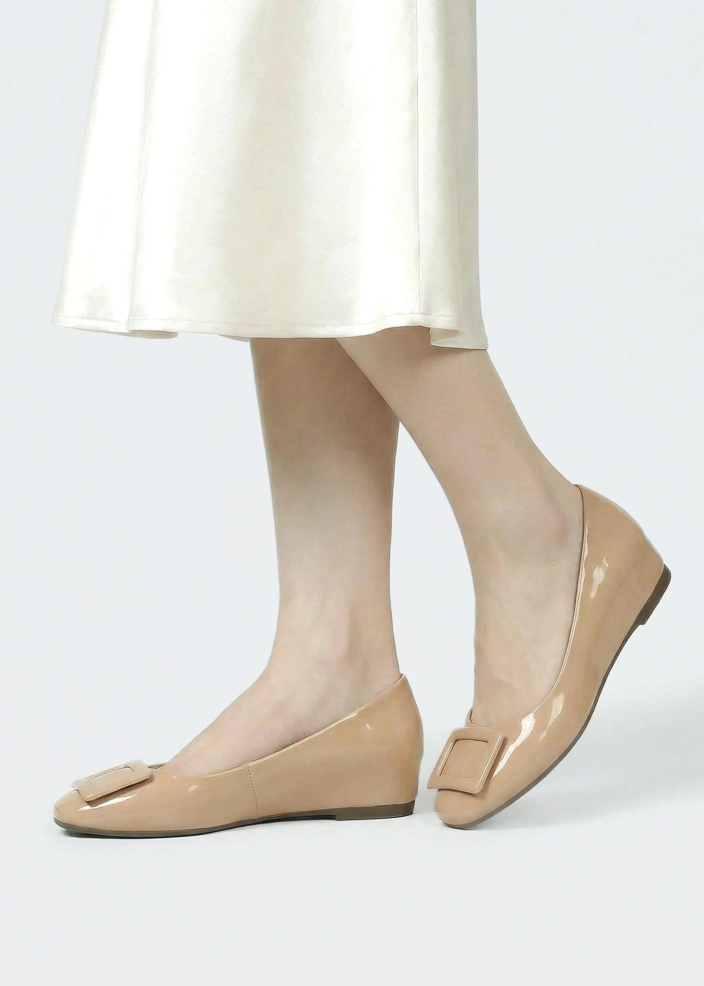 ベージュ エナメルパンプス 着用画像 ウェッジソール 歩きやすい オフィスカジュアル