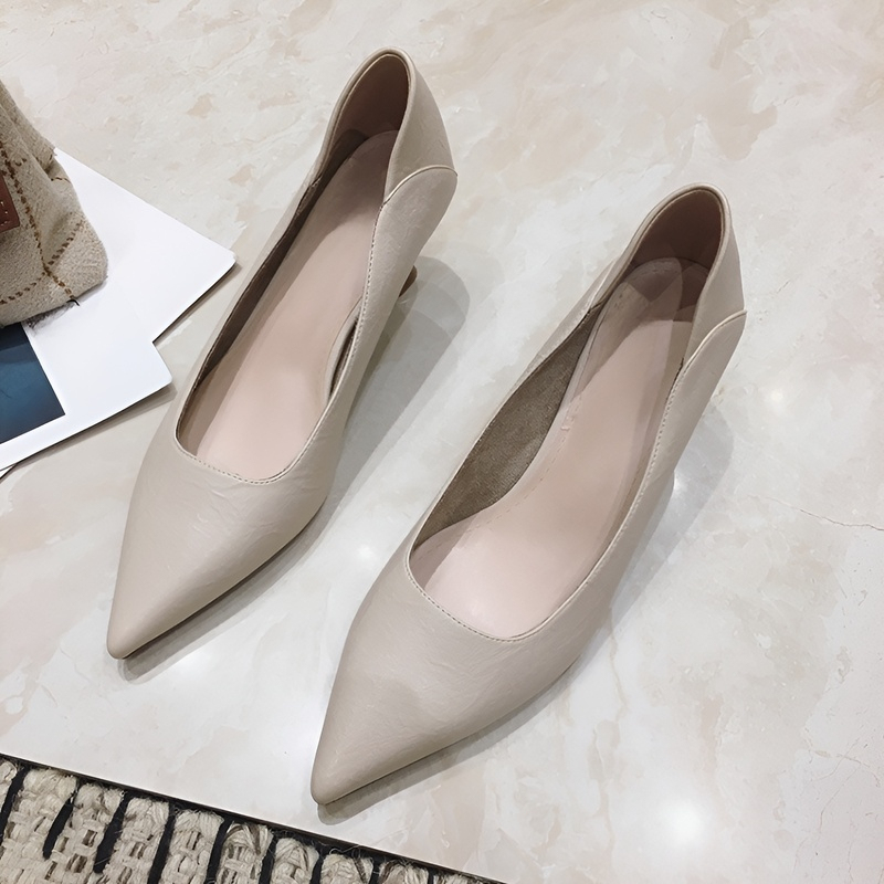 オフィスや結婚式にふさわしい上品なベージュパンプス。肌馴染みが良く、足元を明るく綺麗に見せる洗練されたポインテッドトゥデザイン