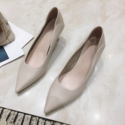 オフィスや結婚式にふさわしい上品なベージュパンプス。肌馴染みが良く、足元を明るく綺麗に見せる洗練されたポインテッドトゥデザイン