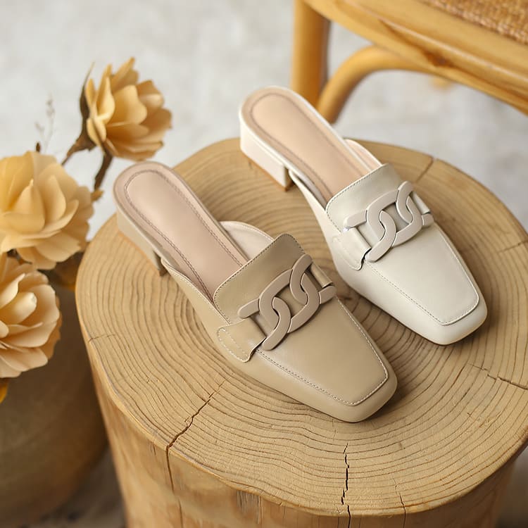 スクエアトゥ チェーンモチーフミュール