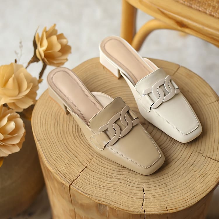 スクエアトゥ チェーンモチーフミュール