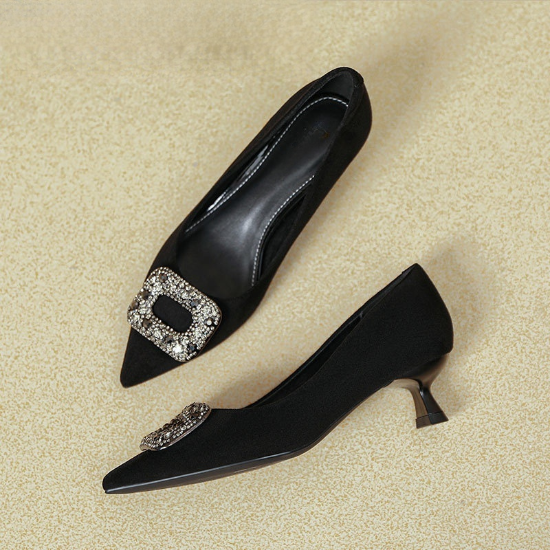 ビジューバックル ポインテッドトゥ4cm美脚パンプス