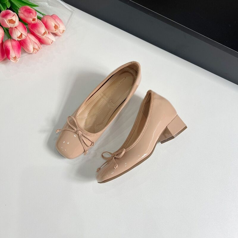 リボンモチーフ 7cmチャンキーヒールパンプス