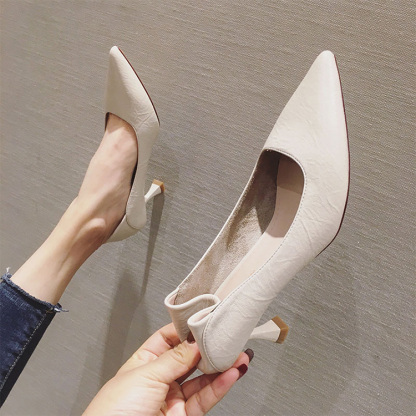  立ち姿を美しく見せる7.5cmヒールのベージュパンプス。入職式や冠婚葬祭にもおすすめの、足を華奢に見せる絶妙なカッティング