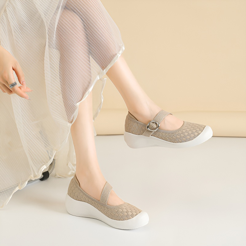 バックルストラップ付き ニットウェッジパンプス