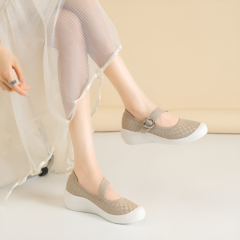 バックルストラップ付き ニットウェッジパンプス