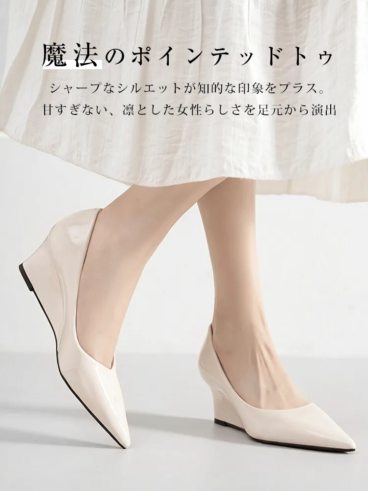 甘すぎず凛とした女性らしさを足元から演出する「魔法のポインテッドトゥ」。シャープなシルエットが知的な印象を与える、きれいめエナメルパンプス