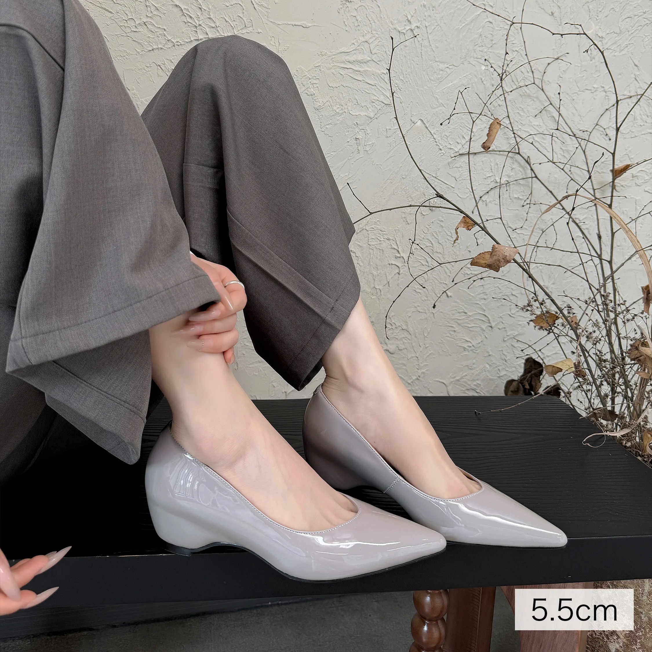 グレージュの本革インヒールパンプス 5.5cm レディース 美脚 ポインテッドトゥ 痛くない オフィスカジュアル 通勤