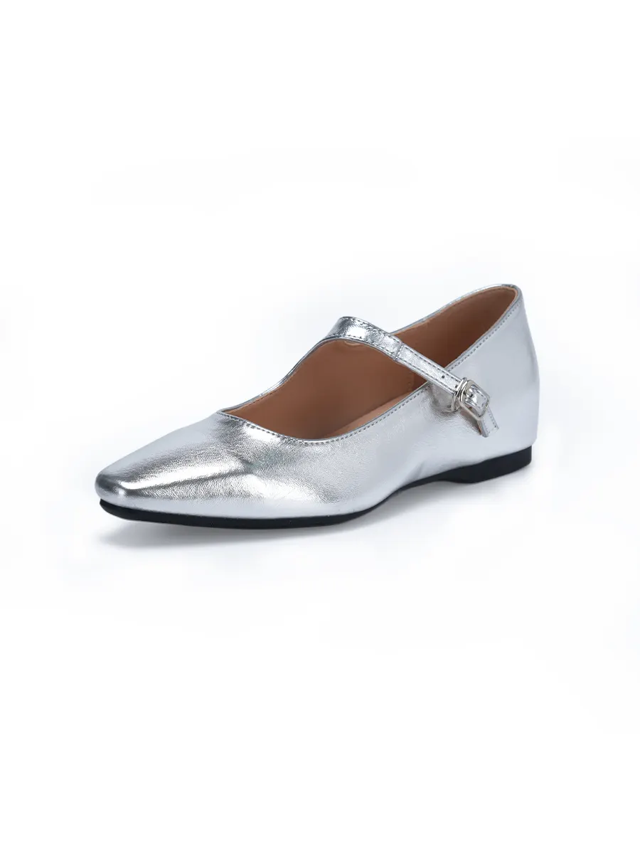 シルバー（銀色）のエナメルマリージェーンパンプス。クールで洗練された印象を与え、きれいめコーデのアクセントになる一足。