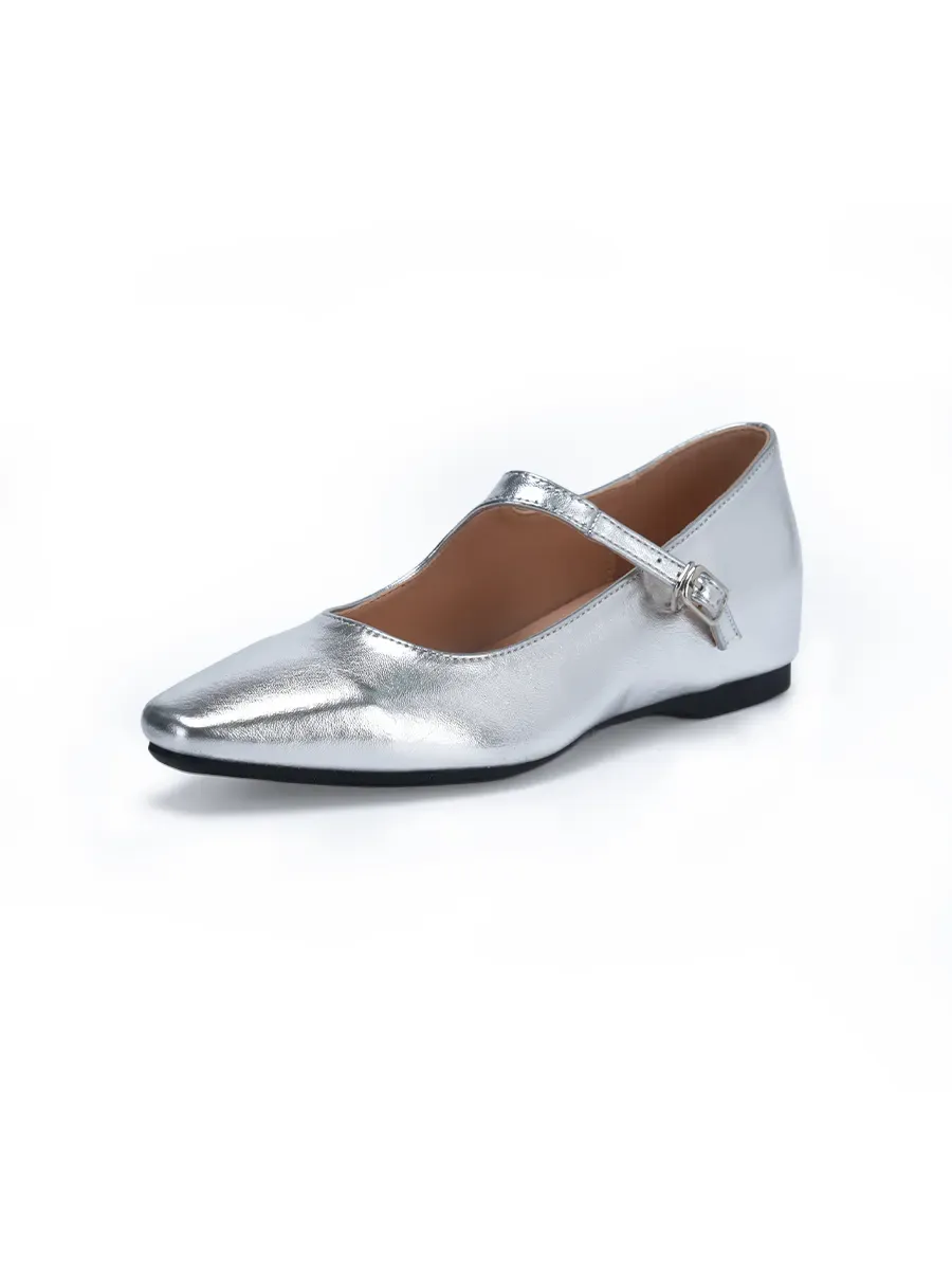 シルバー（銀色）のエナメルマリージェーンパンプス。クールで洗練された印象を与え、きれいめコーデのアクセントになる一足。