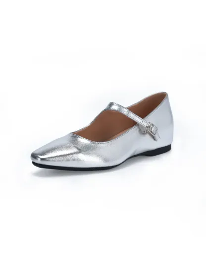 シルバー（銀色）のエナメルマリージェーンパンプス。クールで洗練された印象を与え、きれいめコーデのアクセントになる一足。