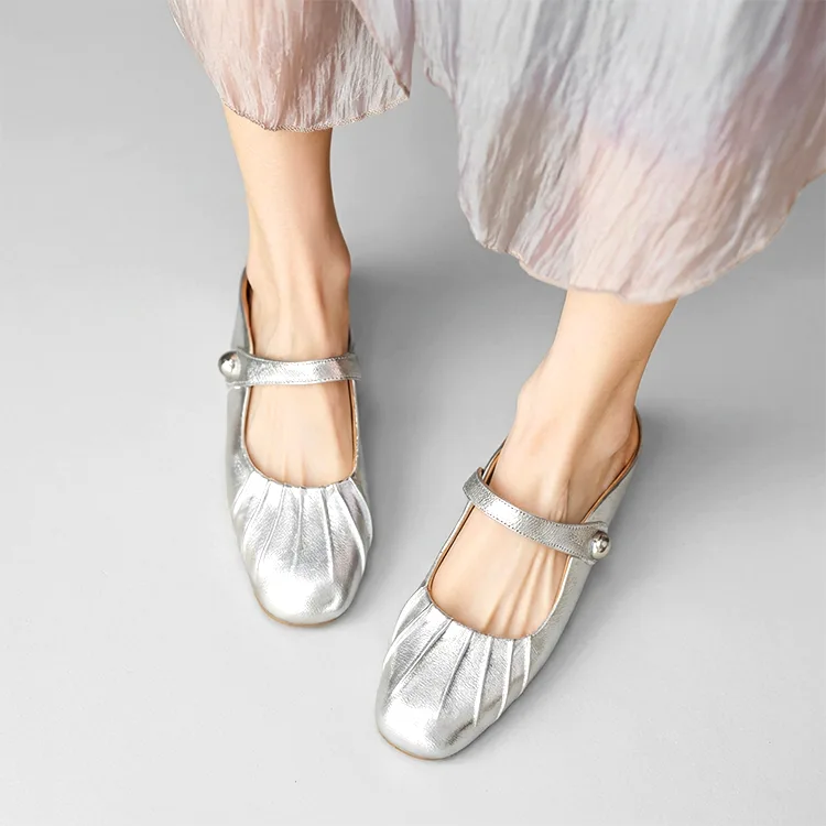 足元がパッと華やぐシルバーのギャザーミュールサンダル。ふんわりスカートに合わせた春夏のお出かけコーデ。スクエアトゥで指先も痛くない設計