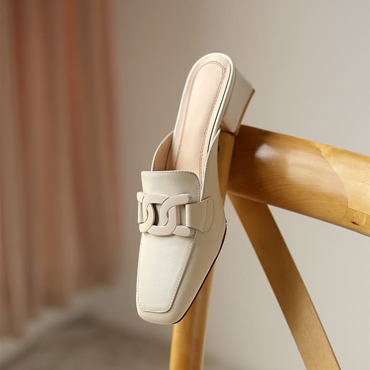 スクエアトゥ チェーンモチーフミュール