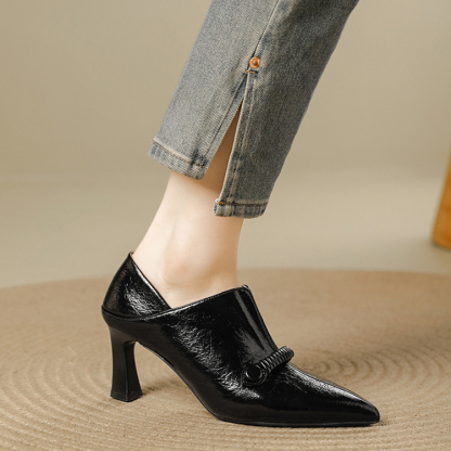 Vカットデザイン フレアヒールパンプス