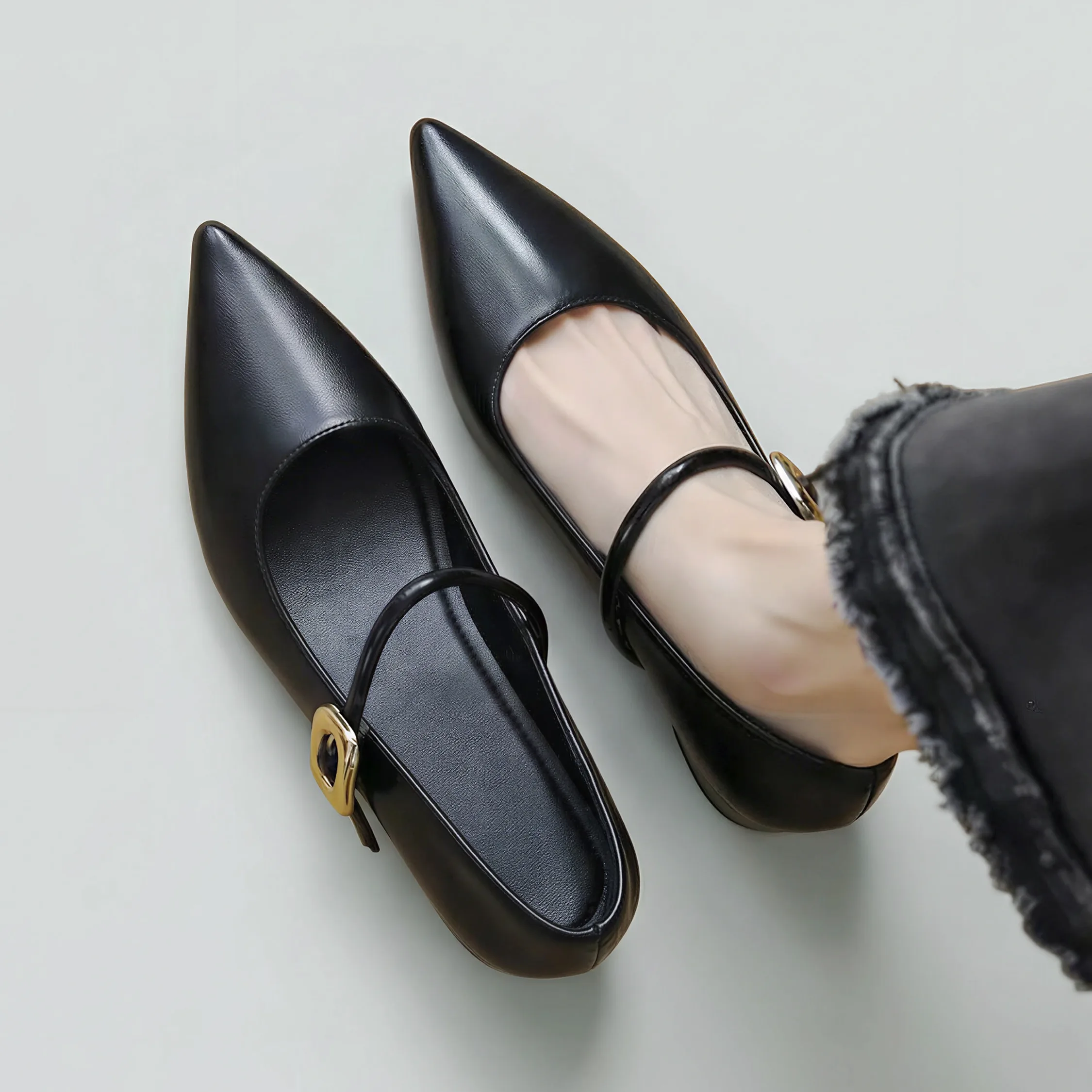 ストラップパンプス 黒 ブラック 俯瞰 着画 足が細く見える 幅広 甲高 目立たない 華奢見え オフィス休日 兼用