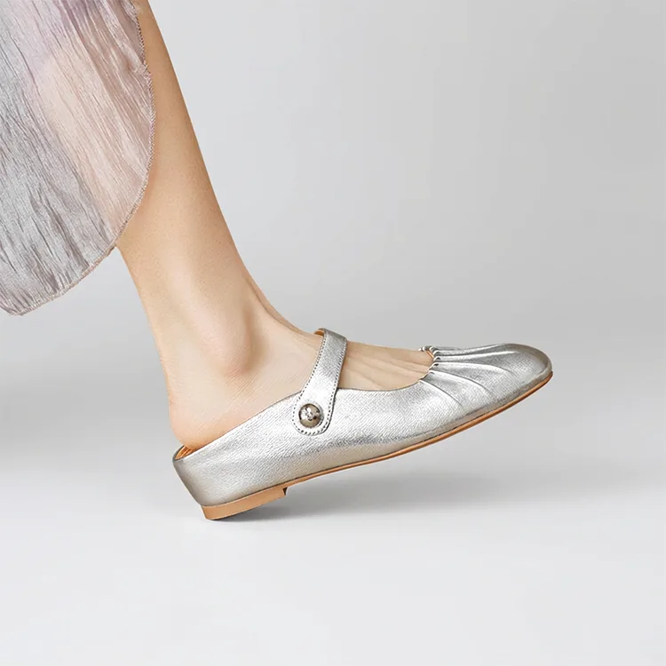 柔らかい素材で足の動きにフィットするシルバーのストラップ付きミュールサンダル。サッと履けて脱げにくいので、たくさん歩く日や公園散歩にもぴったり