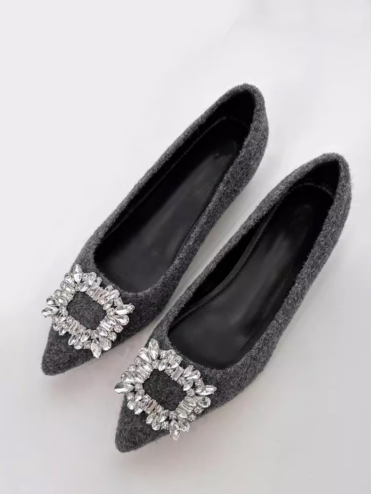 ビジューバックルパンプス ポインテッドトゥ インヒール 4cmUP 起毛素材 柔らかい 美脚効果 グレー