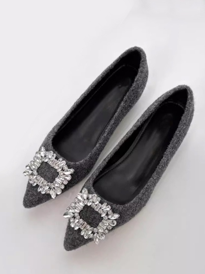 ビジューバックルパンプス ポインテッドトゥ インヒール 4cmUP 起毛素材 柔らかい 美脚効果 グレー