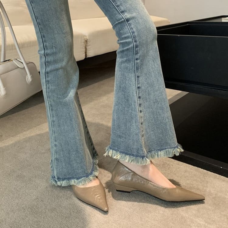 Vカット エナメルパンプス