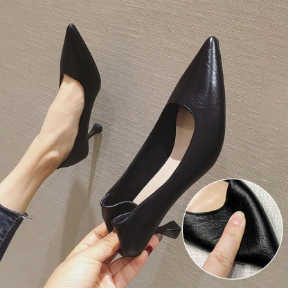 柔らかい素材で痛くない黒のパンプス。指で押すと沈むほどの弾力性があり、足に優しい履き心地のポインテッドトゥ