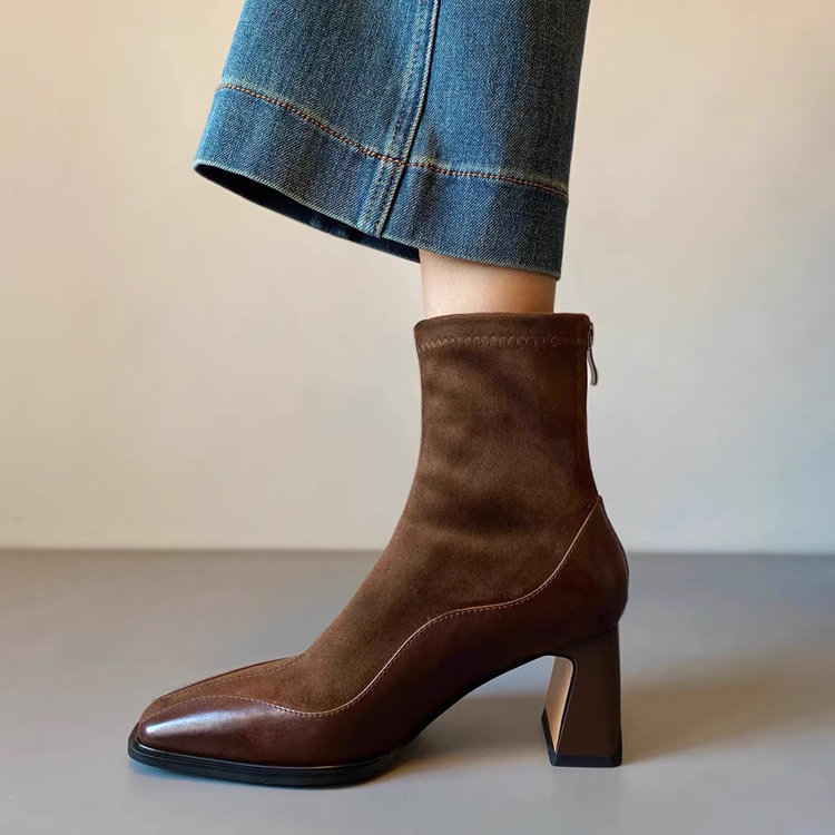 デニムに合うショートブーツ ブラウン 着用画像 カジュアルコーデ 足首がすっきり見えるデザイン