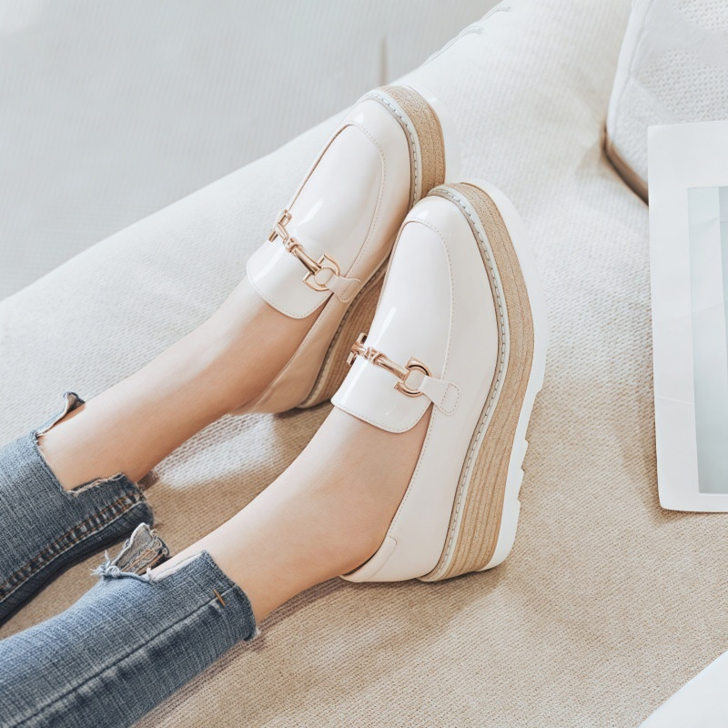 厚底エナメルローファー