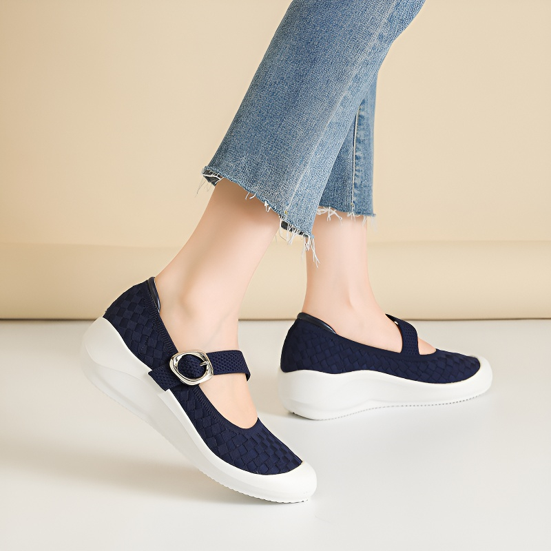 バックルストラップ付き ニットウェッジパンプス