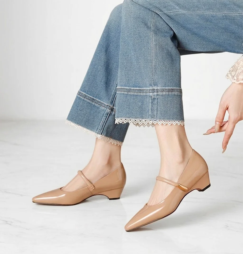 デニムパンツにもぴったりな肌馴染みの良いアプリコット（ベージュ）のパンプス。足元に抜け感をプラスし、春夏の軽やかなお出かけコーディネートにおすすめ