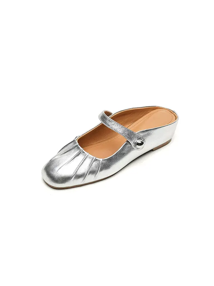 華やかなシルバーのメタリックミュールサンダル。歩きやすい低ヒールでスタイルアップが叶う、結婚式の二次会や春夏のお出かけにおすすめの靴