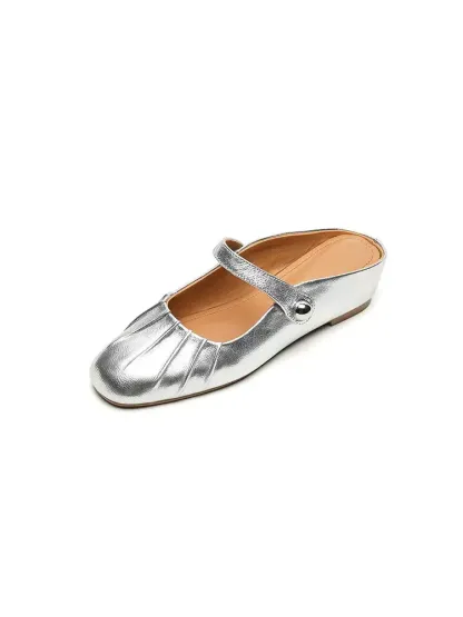 華やかなシルバーのメタリックミュールサンダル。歩きやすい低ヒールでスタイルアップが叶う、結婚式の二次会や春夏のお出かけにおすすめの靴