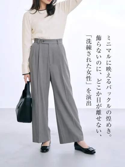  ワイドパンツ・スラックスに合う黒のエナメルパンプス 仕事ができる女性のオフィスカジュアル ハンサムな通勤コーデ