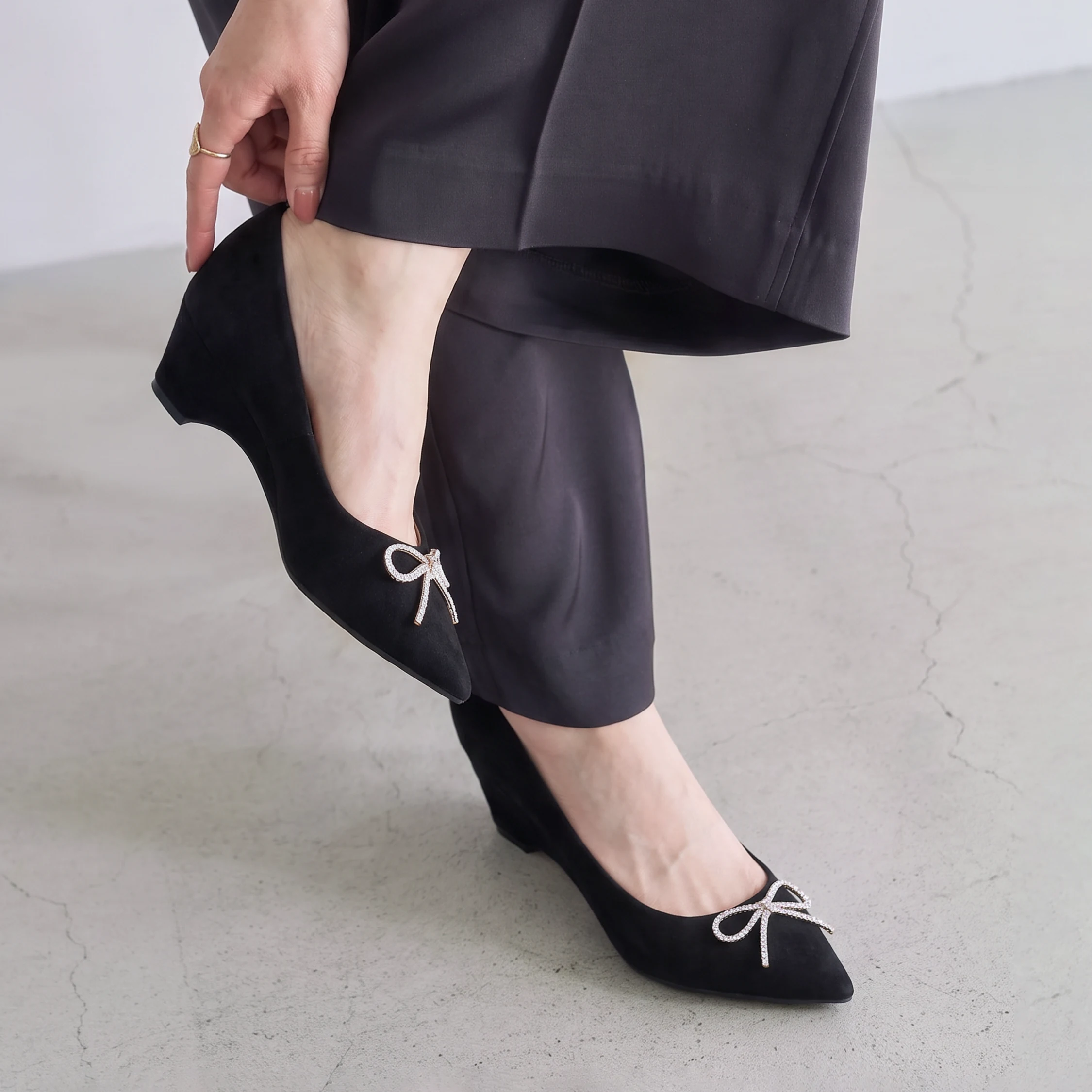スエードの質感を見せるレディースパンプスとして、秋冬服との相性を確認できます。
