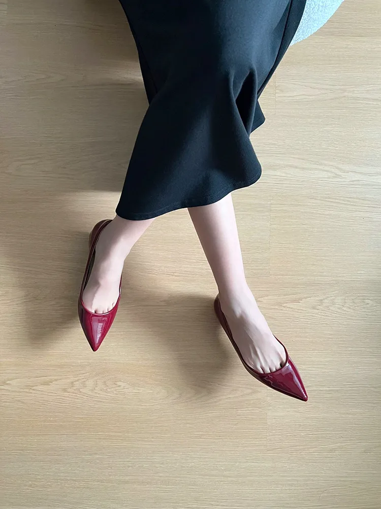 ポインテッドトゥパンプス レッド 正面 コーディネートの華やかなアクセントになる美しい赤