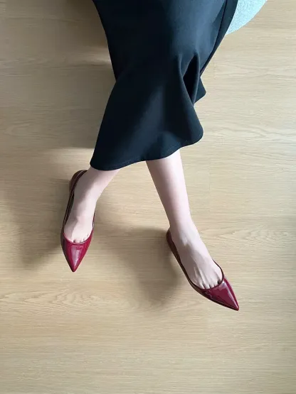 ポインテッドトゥパンプス レッド 正面 コーディネートの華やかなアクセントになる美しい赤