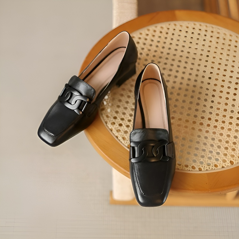 ブラックのスクエアトゥローファー 俯瞰写真