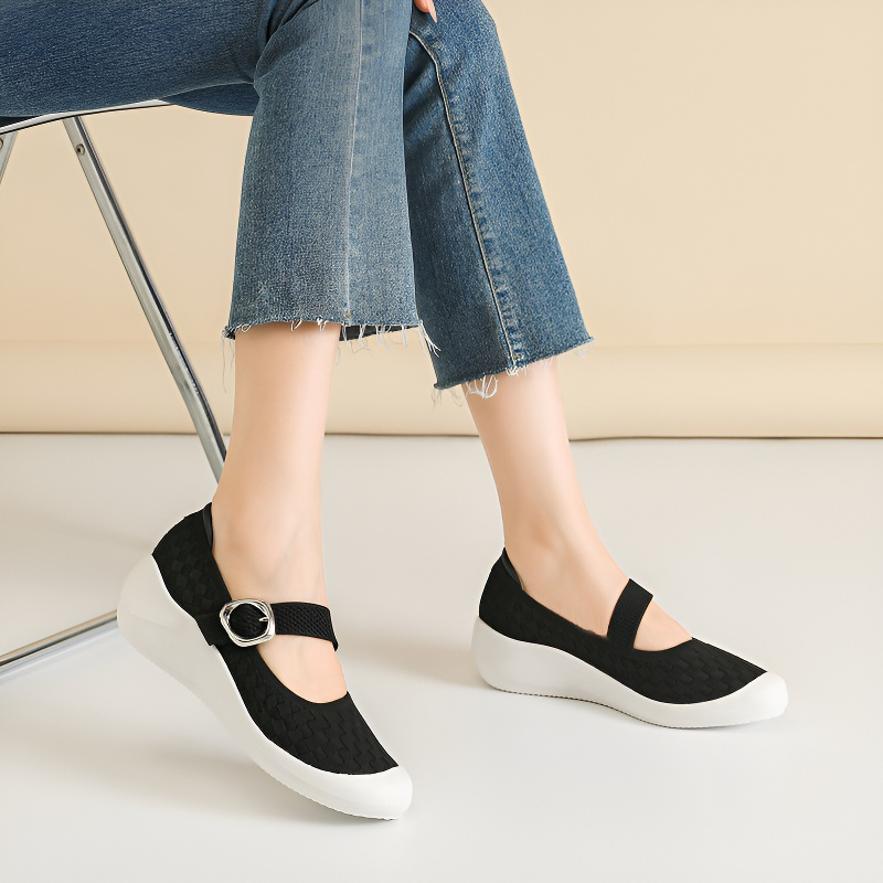 バックルストラップ付き ニットウェッジパンプス