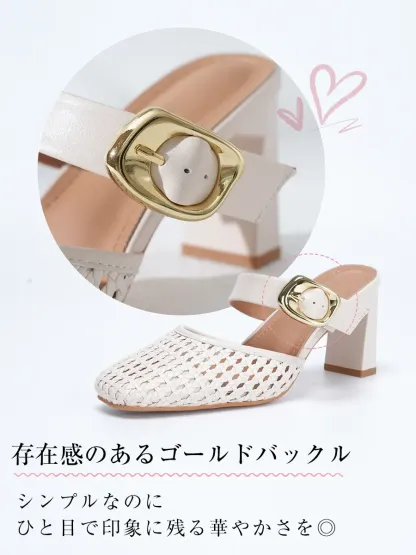 存在感のあるゴールドバックルが特徴のミュールサンダル。シンプルなデザインに華やかさをプラスし、足元を高見えさせるアクセントに。