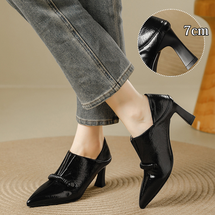 Vカットデザイン フレアヒールパンプス