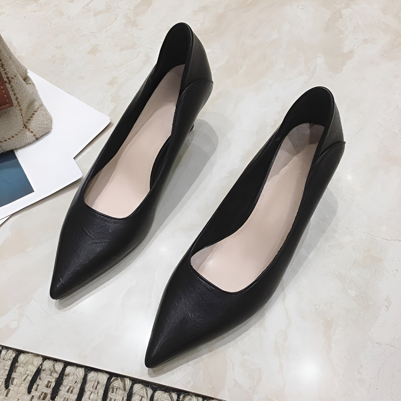 ポインテッドトゥ キトゥンヒールパンプス