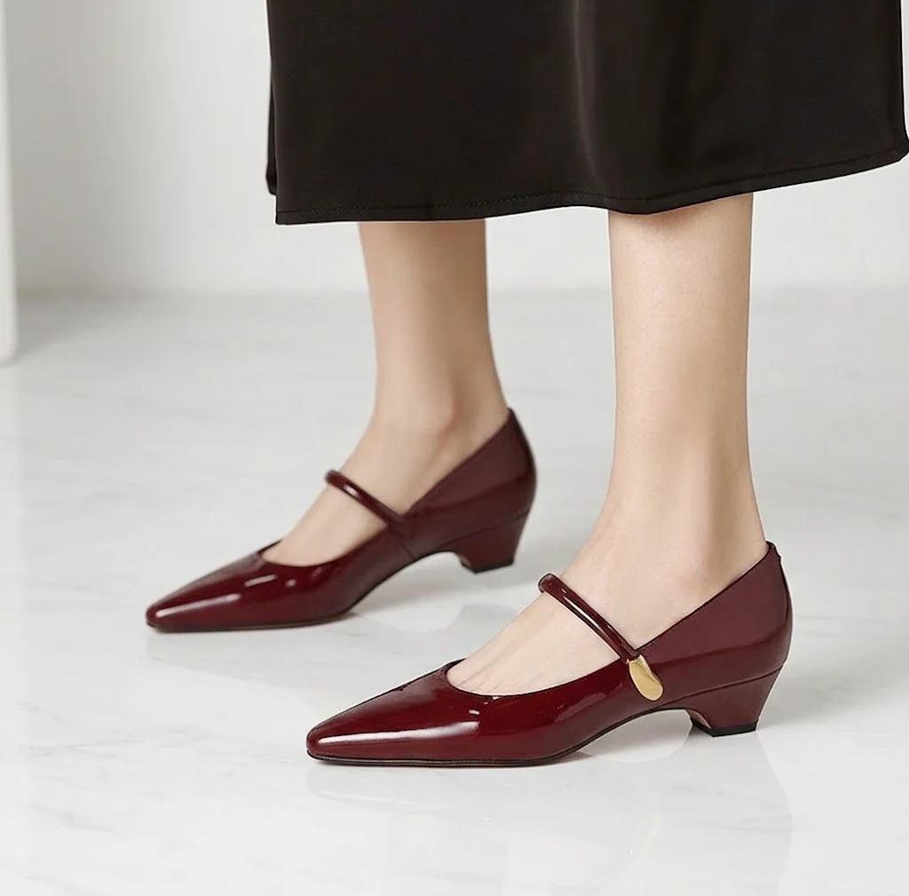 ポインテッドトゥですっきり上品な足元を演出するワインレッドのストラップパンプス。ローヒールでも大人っぽくきれいめに決まる一足