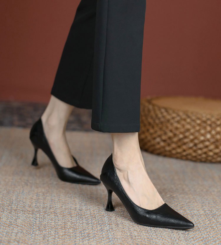  オフィスコーデに映える黒のポインテッドトゥパンプス。美しいサイドラインと安定感のあるヒールで、通勤中もエレガントな足元を演出