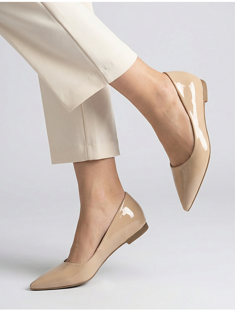 秋コーデ 大人カジュアル デニム パンプス KENPOGEN トープ エナメル ポインテッドトゥ スタイルアップ 5cm身長アップ 休日