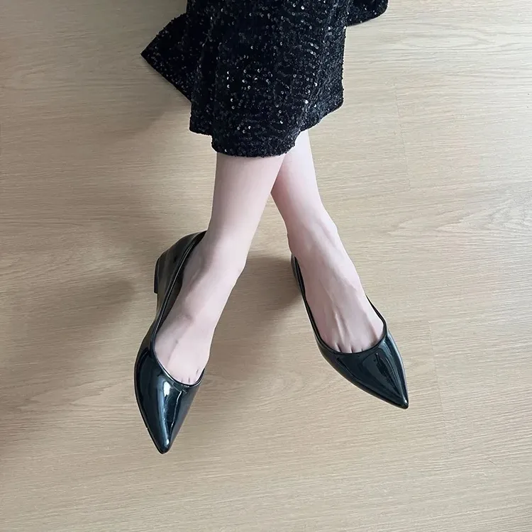 細身ポインテッドトゥ エナメルパンプス ブラック