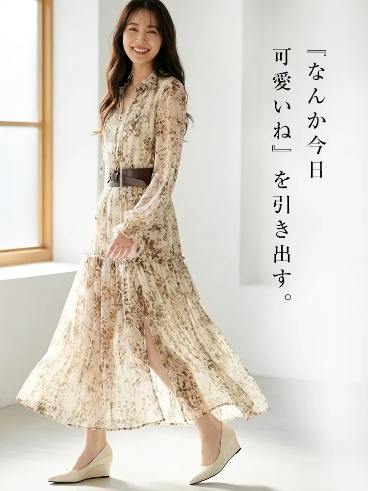 【GWの旅行やデートに】ふんわりとした花柄ワンピースを引き立てるアイボリーのウェッジパンプス。「大人可愛い」を演出する、春夏の軽やかなお出かけスタイリング