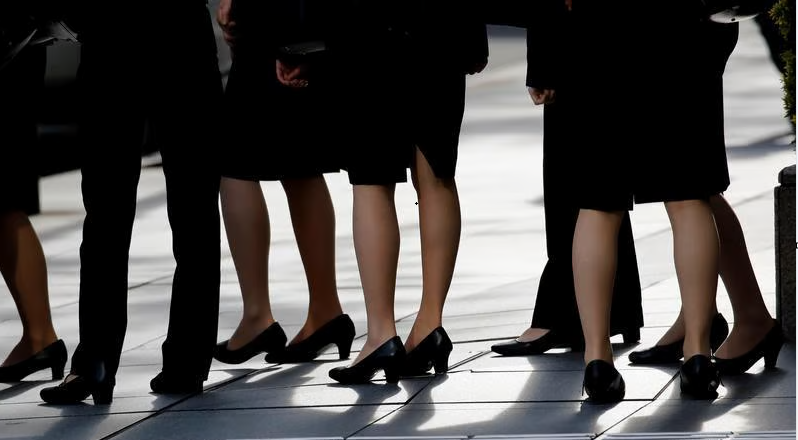 素足でパンプスはNG