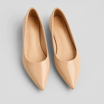  KENPOGEN 幅広さんにもおすすめ 脚長効果抜群のインヒール エナメルパンプス ベージュ