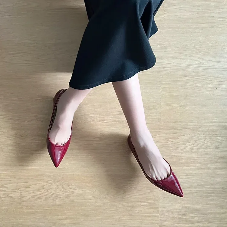 スリムなポインテッドトゥ エナメルパンプス レッド