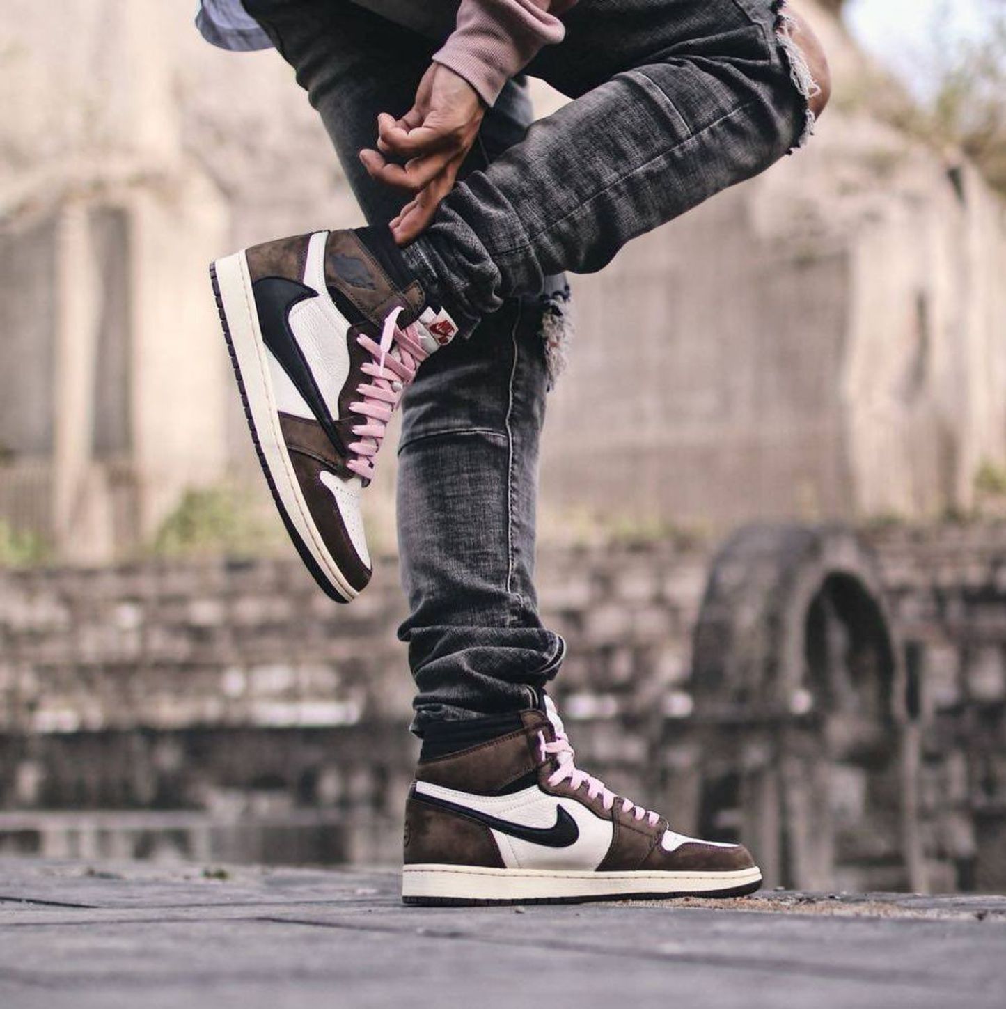 【人気急上昇で入手困難!】NIKE Jordan 1 Retro High Travis Scott ジョーダン 1 レトロ